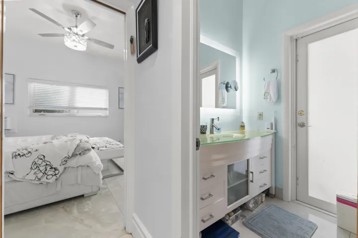 16 Bathroom 01