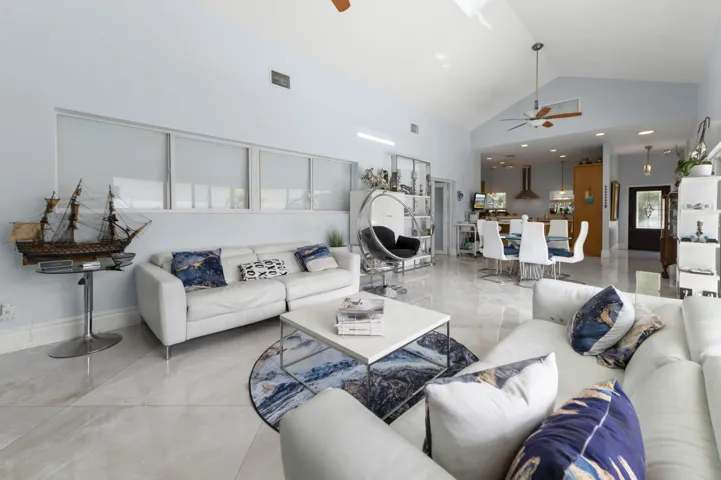 09 Living Room 06