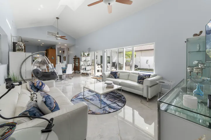08 Living Room 05