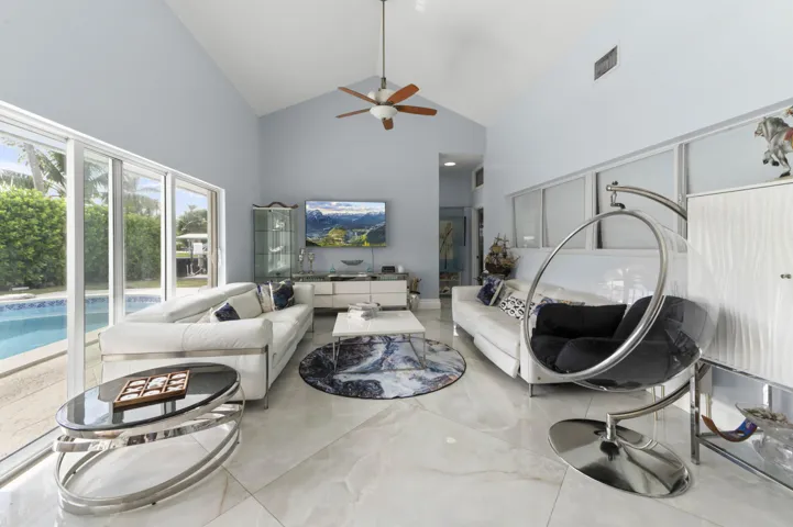 06 Living Room 03