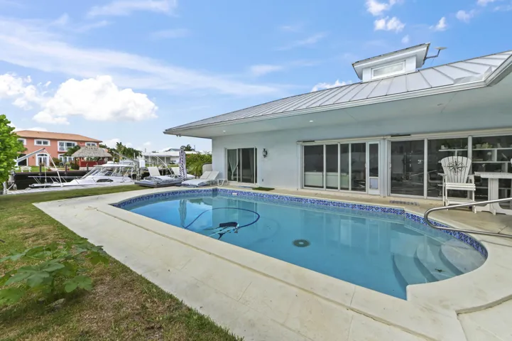 33 Swimming Pool 02