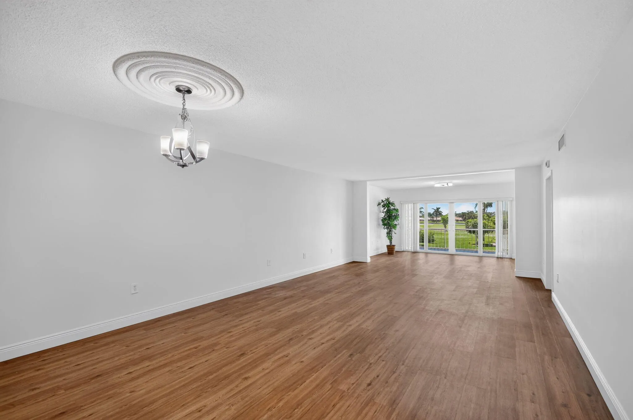 Livingroom/ Dining Room
