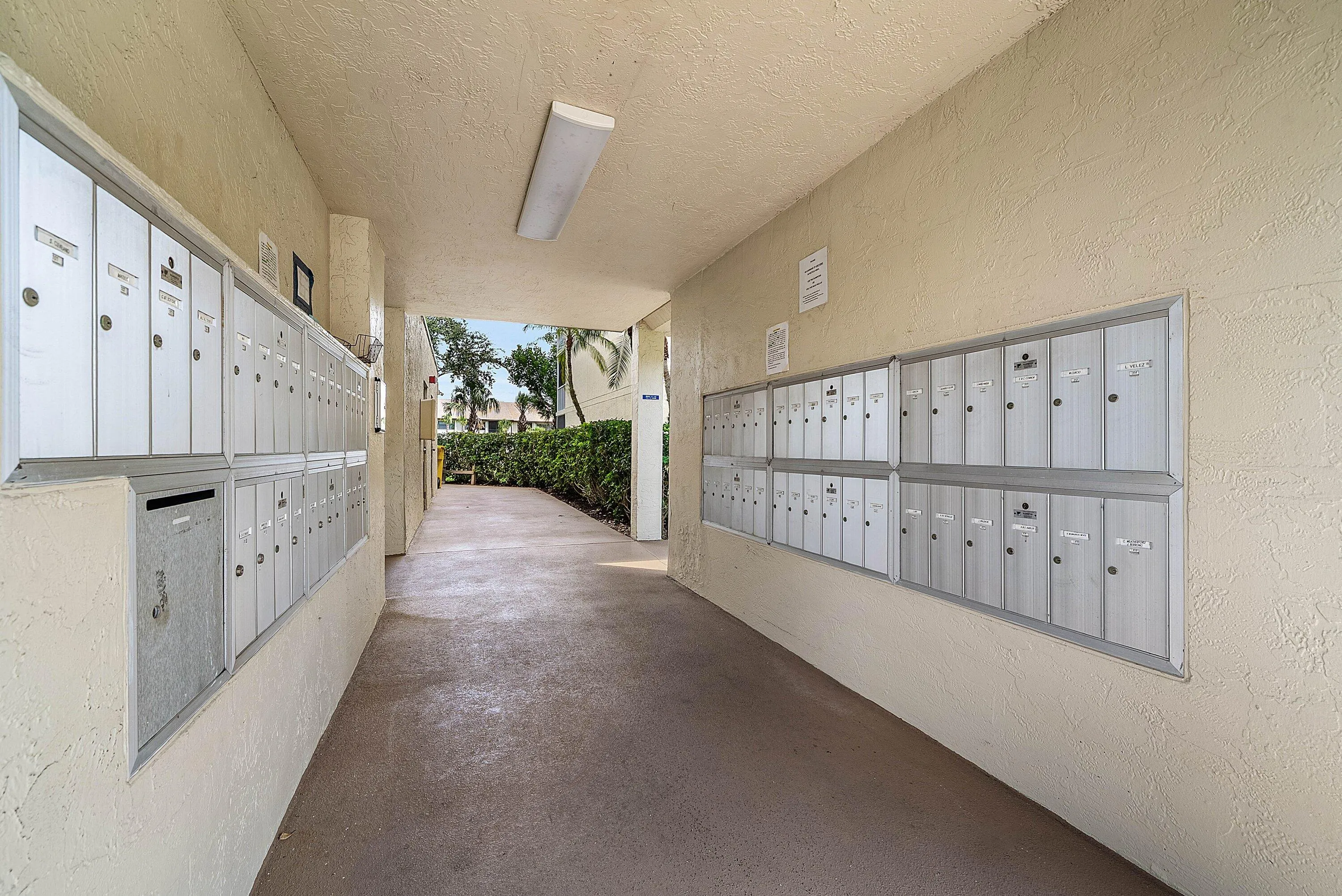 032-4735LucerneLakesBoulevardWest-402-La