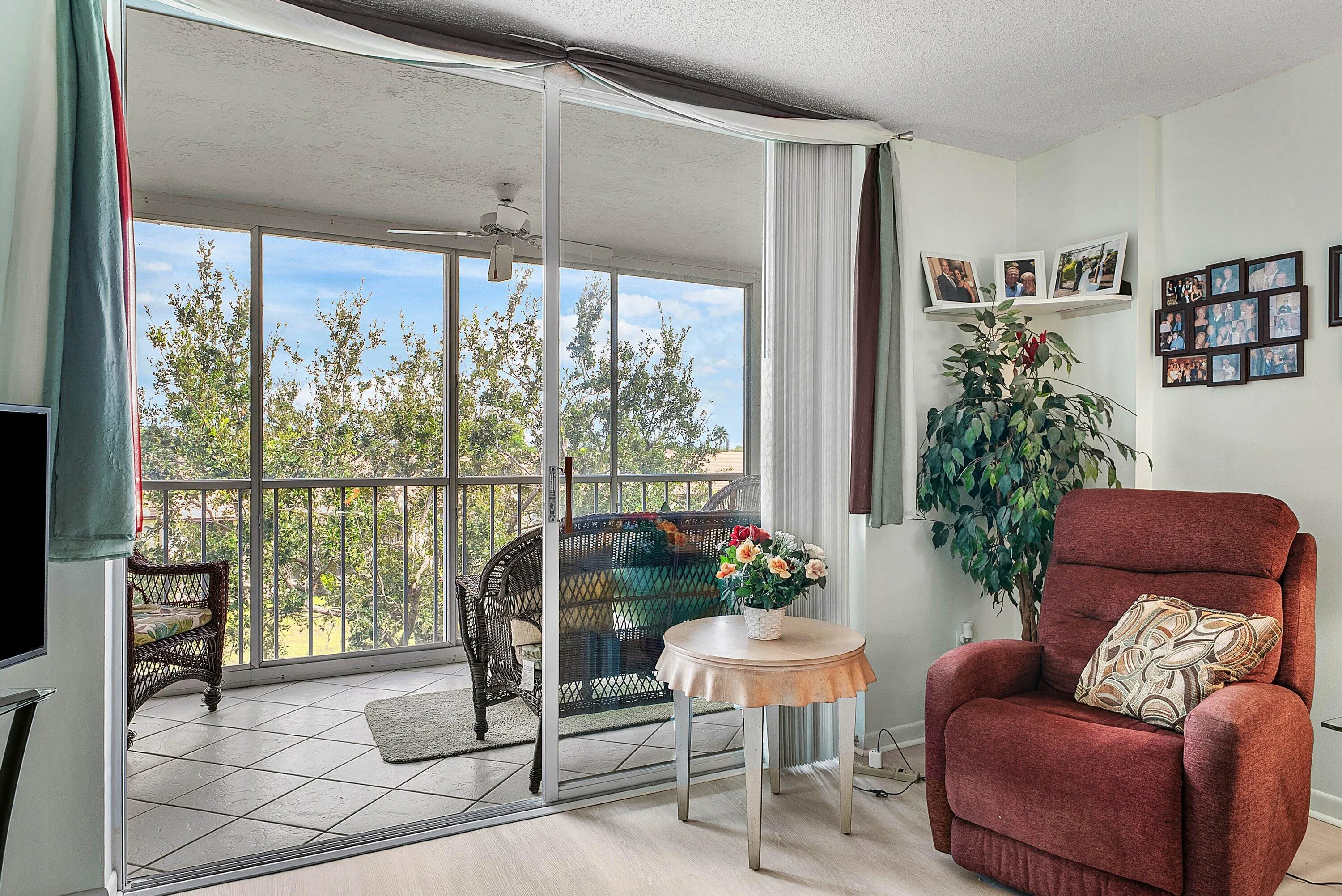 029-4735LucerneLakesBoulevardWest-402-La