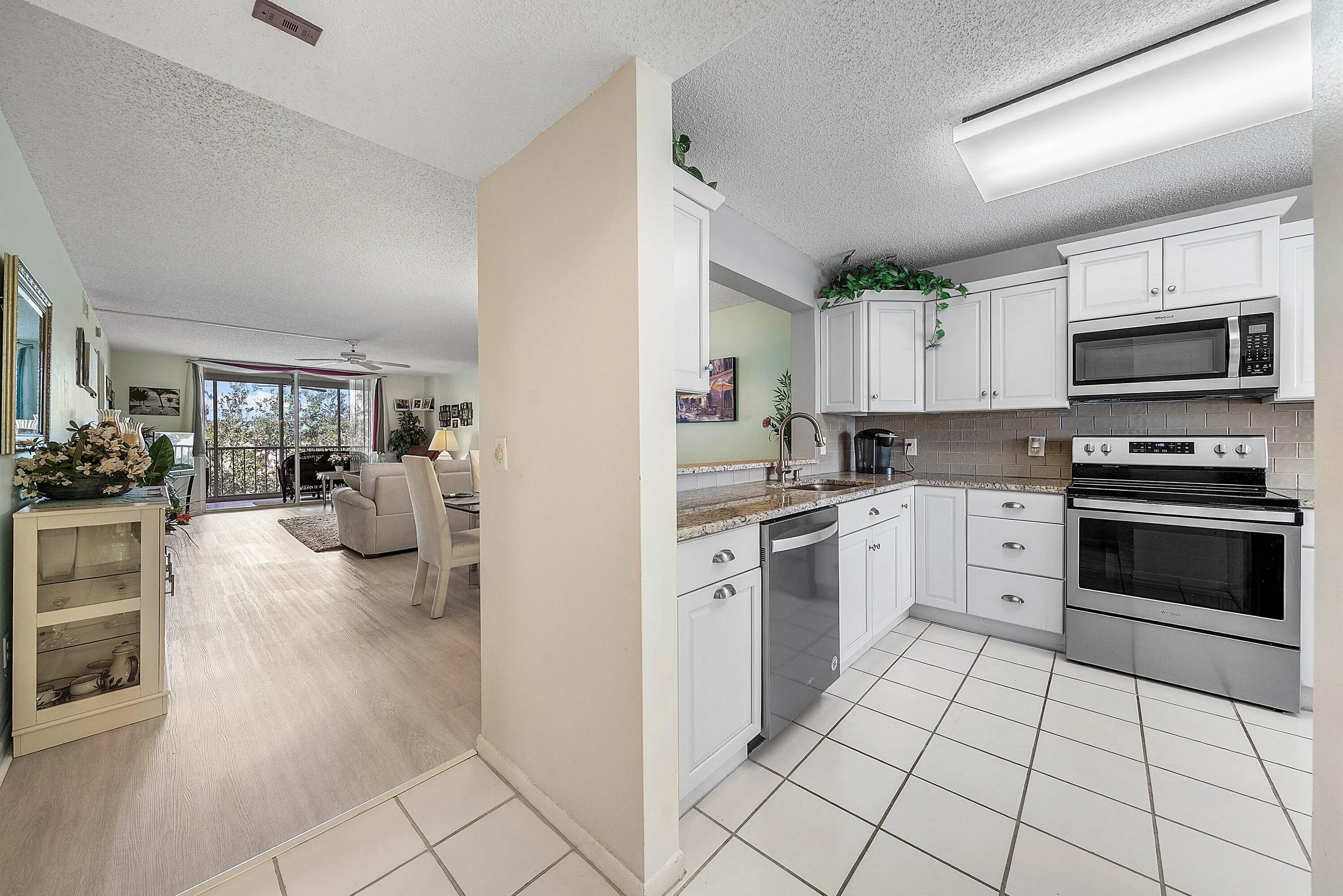 006-4735LucerneLakesBoulevardWest-402-La