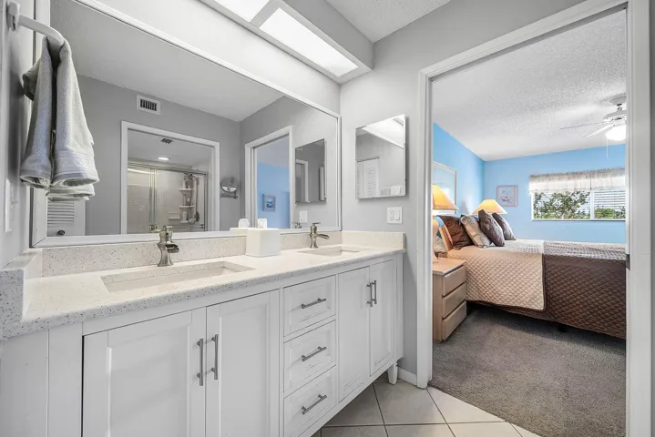 022-4735LucerneLakesBoulevardWest-402-La