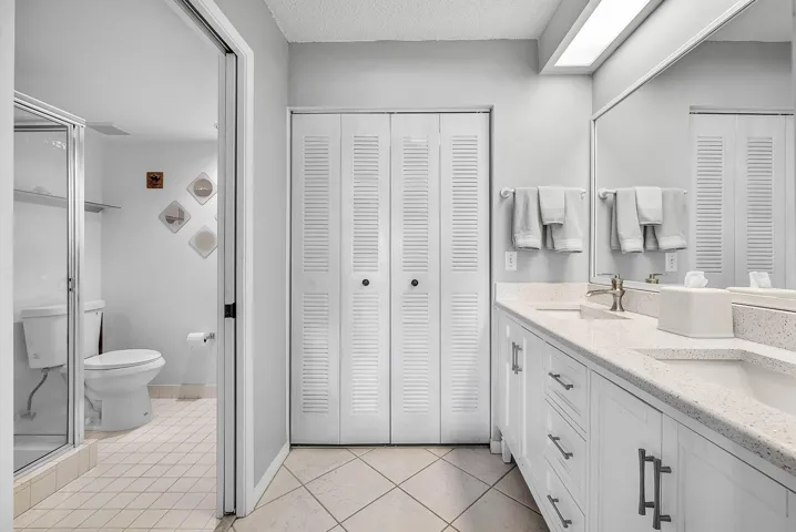 021-4735LucerneLakesBoulevardWest-402-La