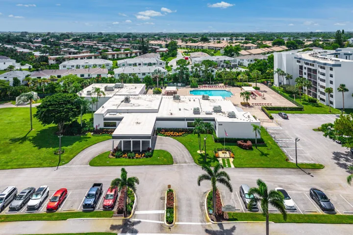 041-4735LucerneLakesBoulevardWest-402-La