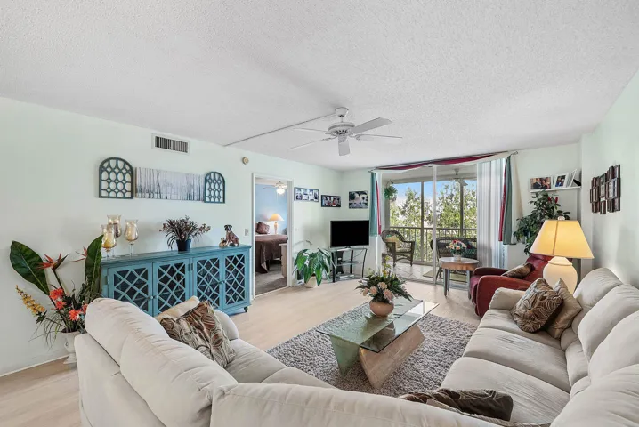 018-4735LucerneLakesBoulevardWest-402-La