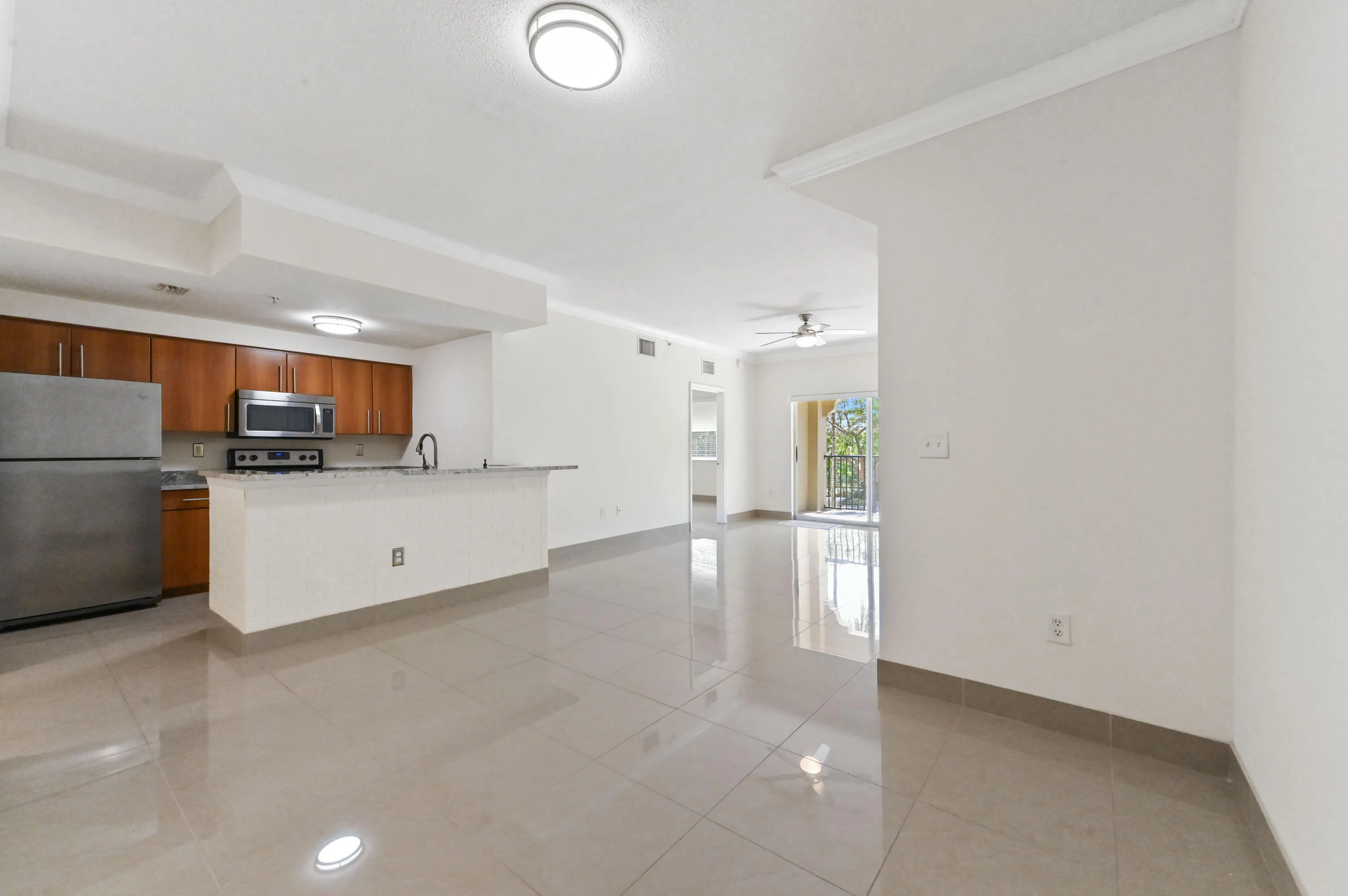 05 Kitchen & Livingroom 01