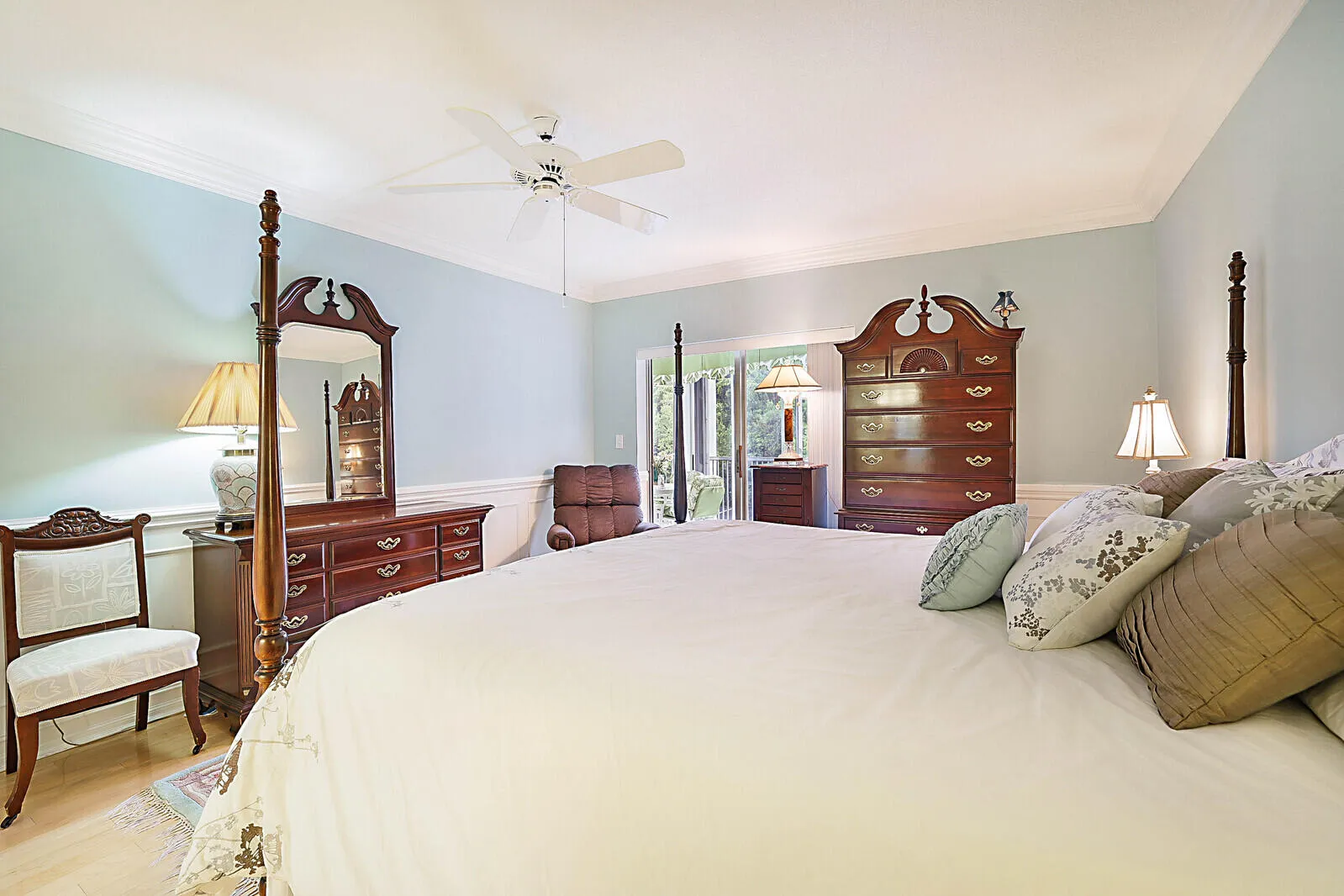 25_700_NE_Harbour_Terrace_Unit_23125_mls