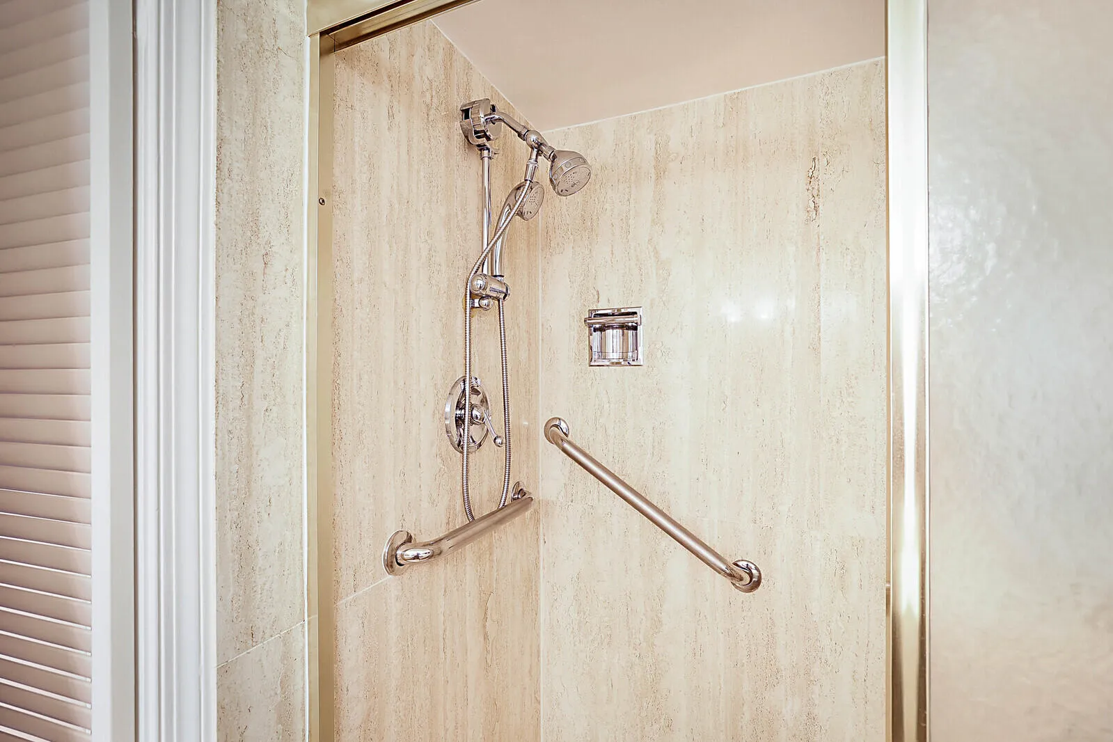 28_700_NE_Harbour_Terrace_Unit_23128_mls