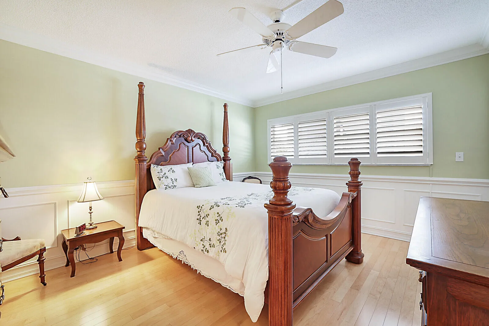 20_700_NE_Harbour_Terrace_Unit_23120_mls