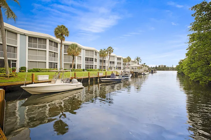 32_700_NE_Harbour_Terrace_Unit_23132_mls