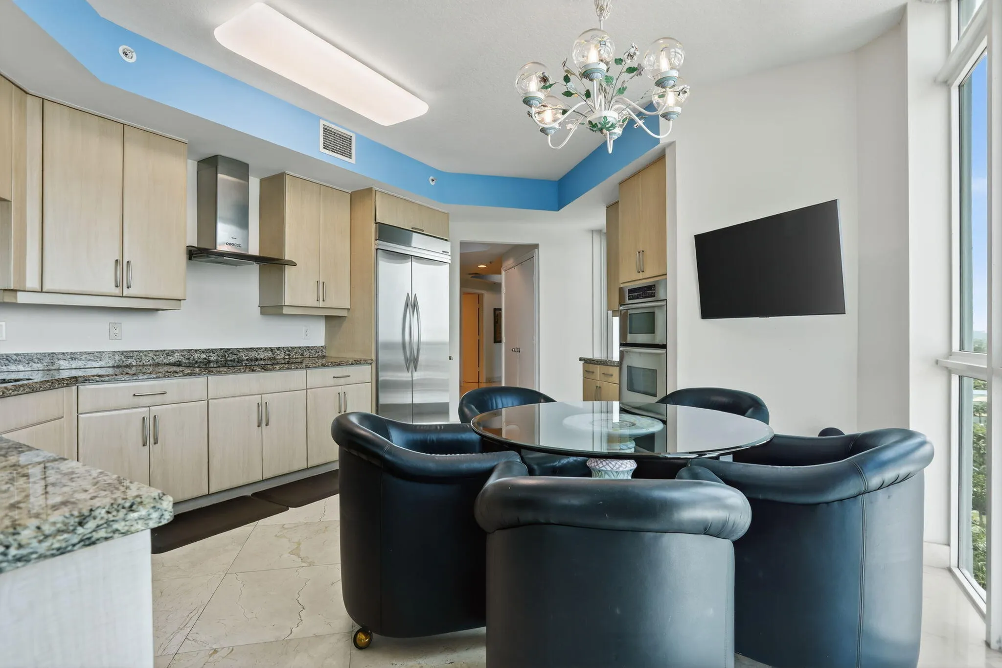Eat-In Kitchen
