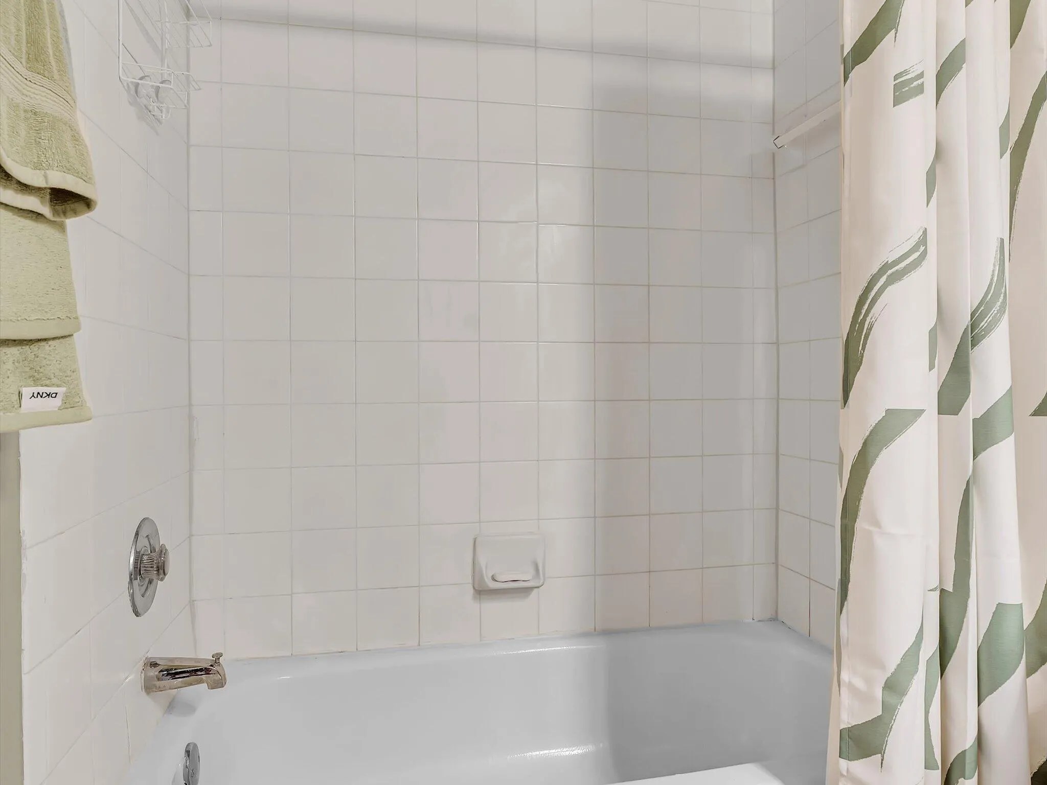 2nd bathroom tub/shower