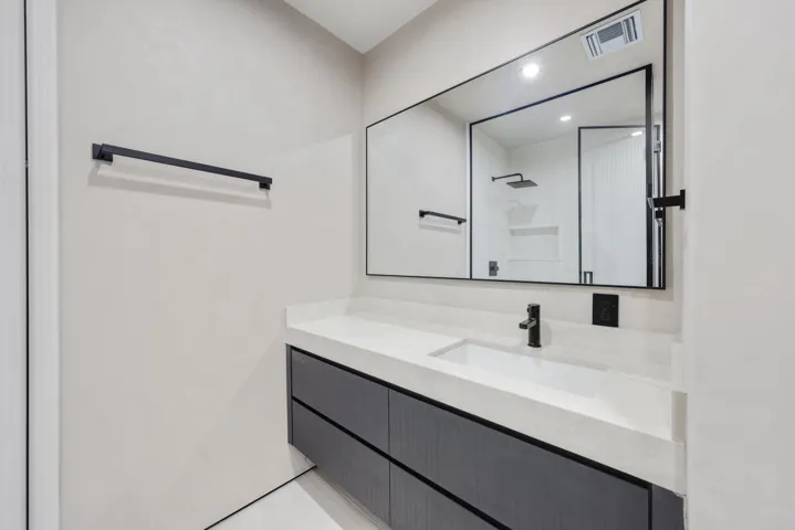 2825 Northeast 27th St - 65.jpg-SMALL