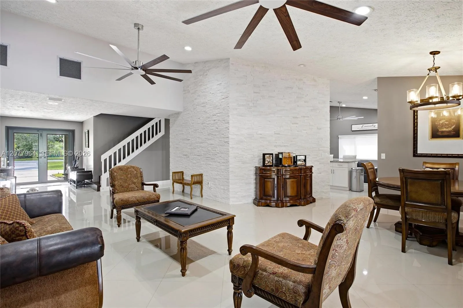 LIVING ROOM/DINING ROOM