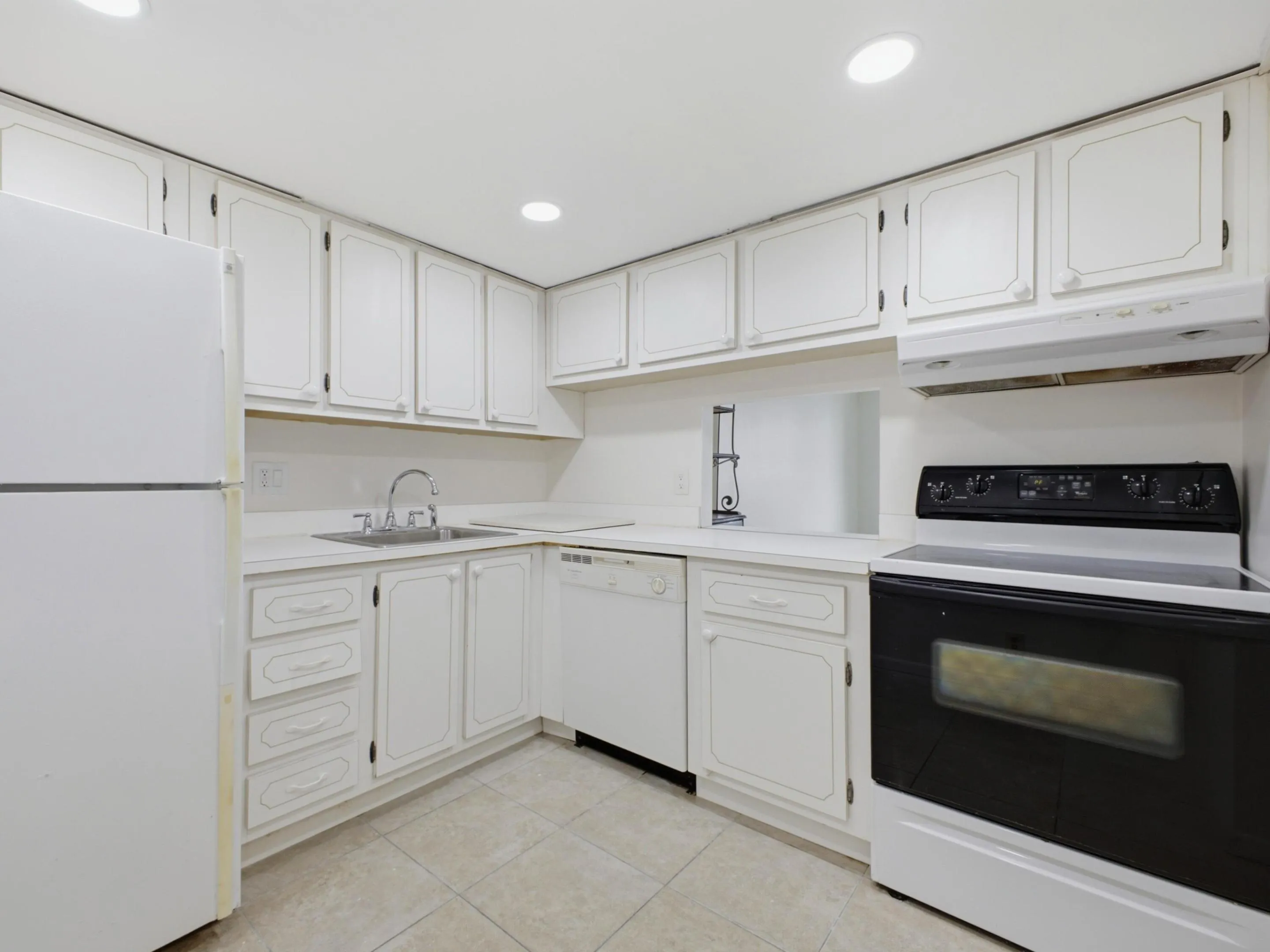 480 Executive Center Dr 1C - Kitchen