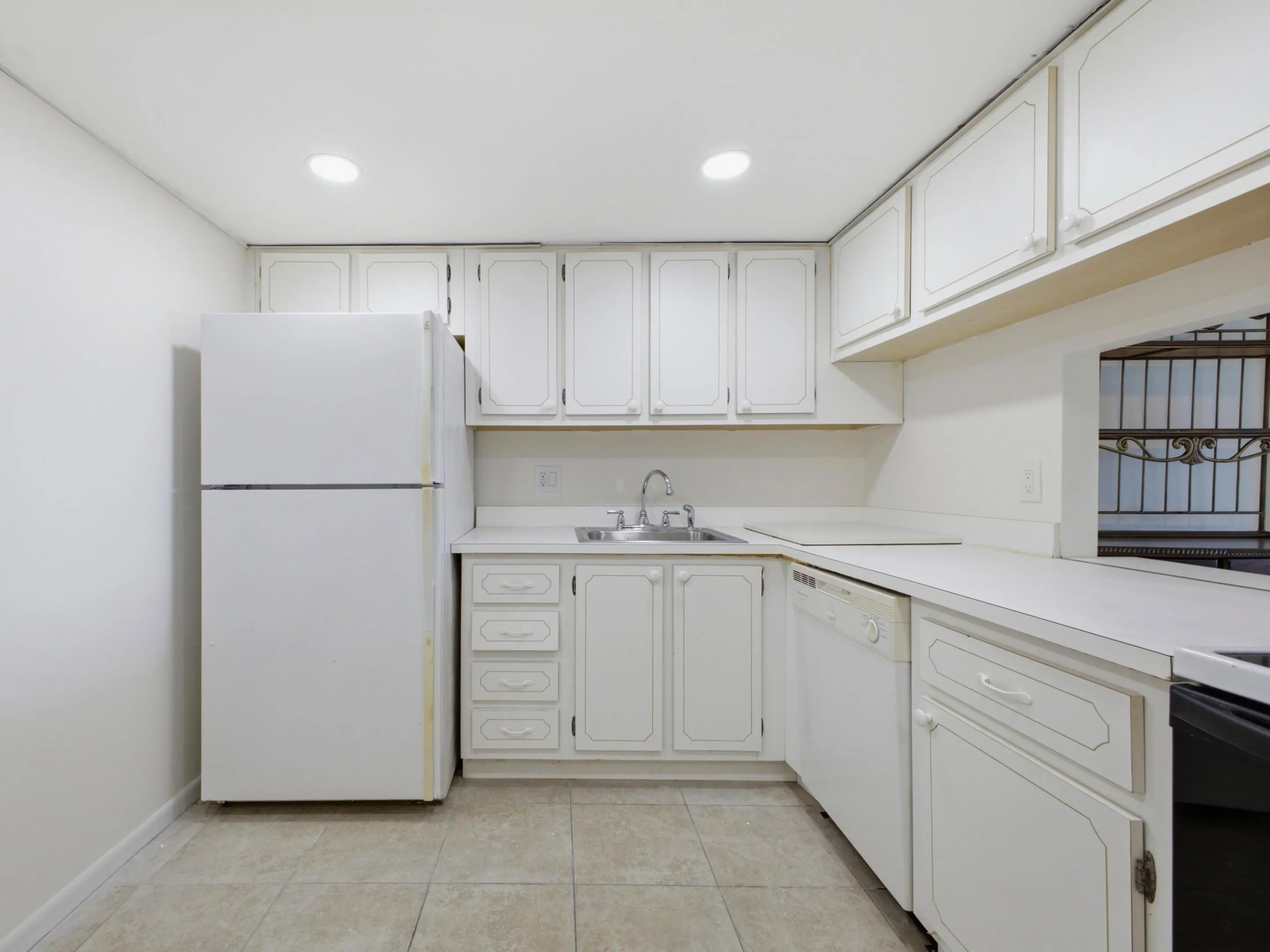 480 Executive Center Dr 1C - Kitchen