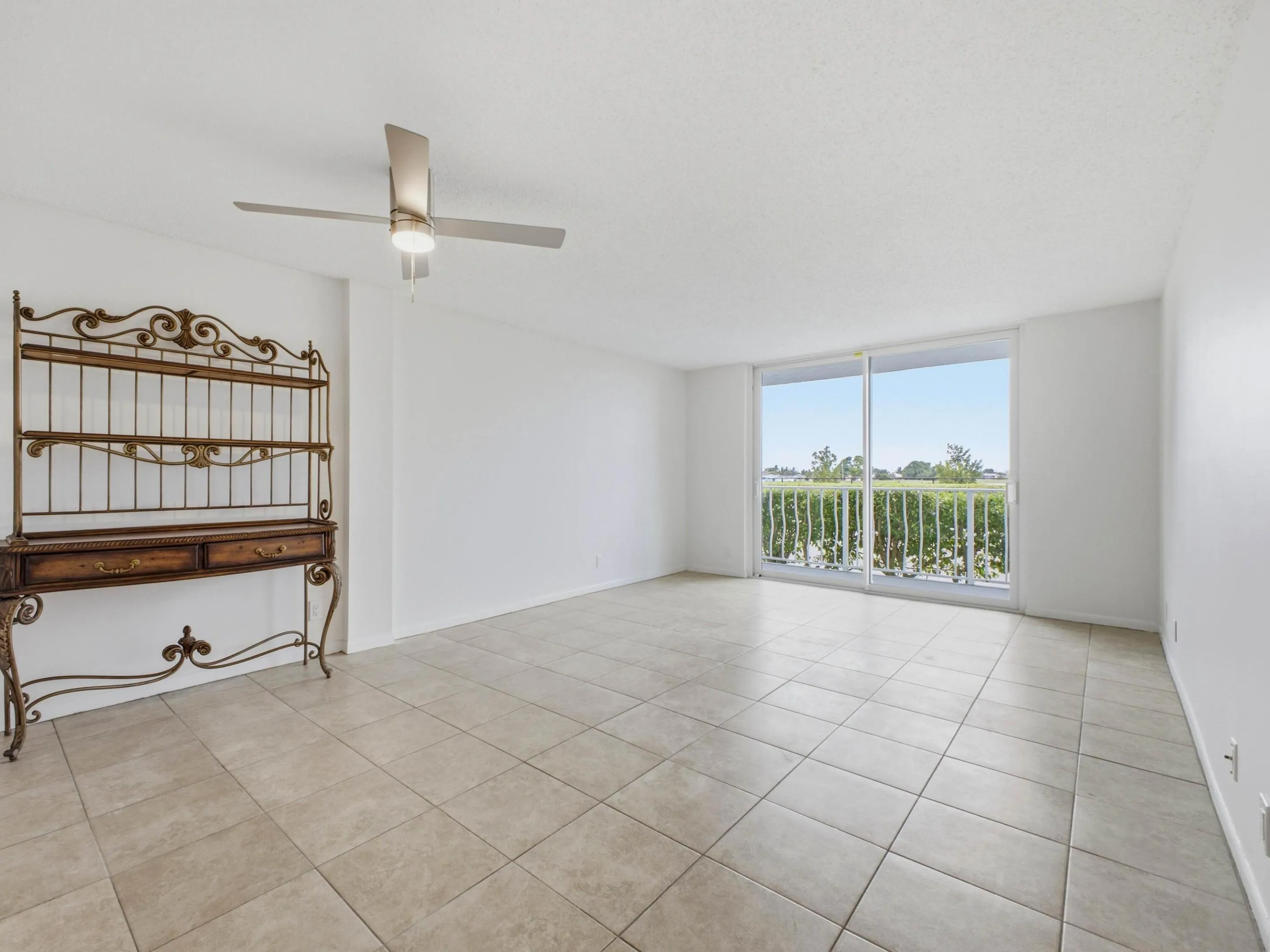 480 Executive Center Dr 1C - Living Room