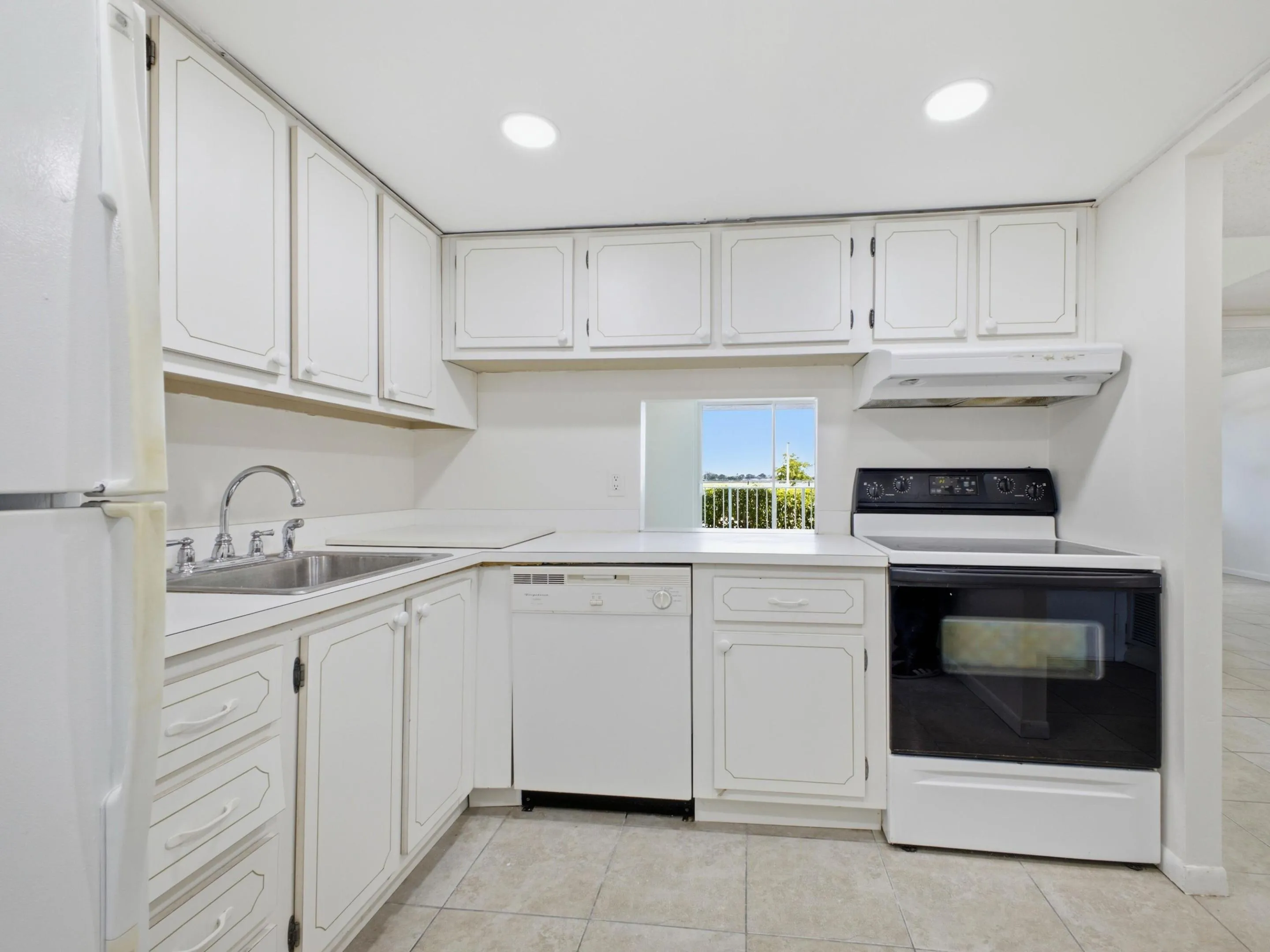 480 Executive Center Dr 1C - Kitchen