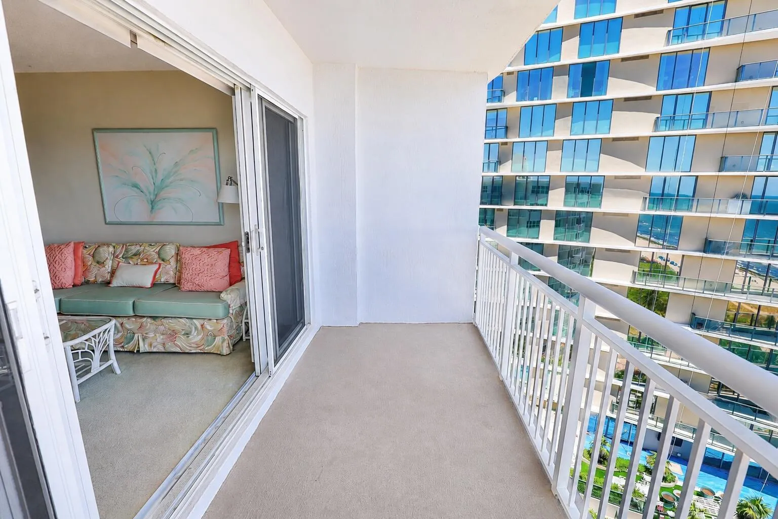Living room and balcony direct ocean view!
