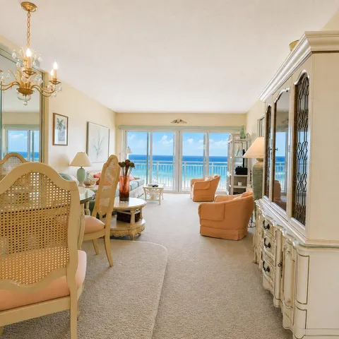 Living room with direct ocean view!