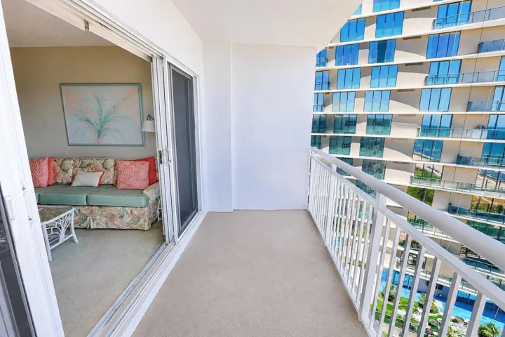 Living room and balcony direct ocean view!