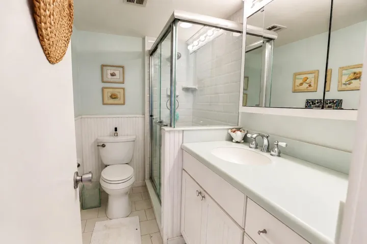 Guest bathroom with shower