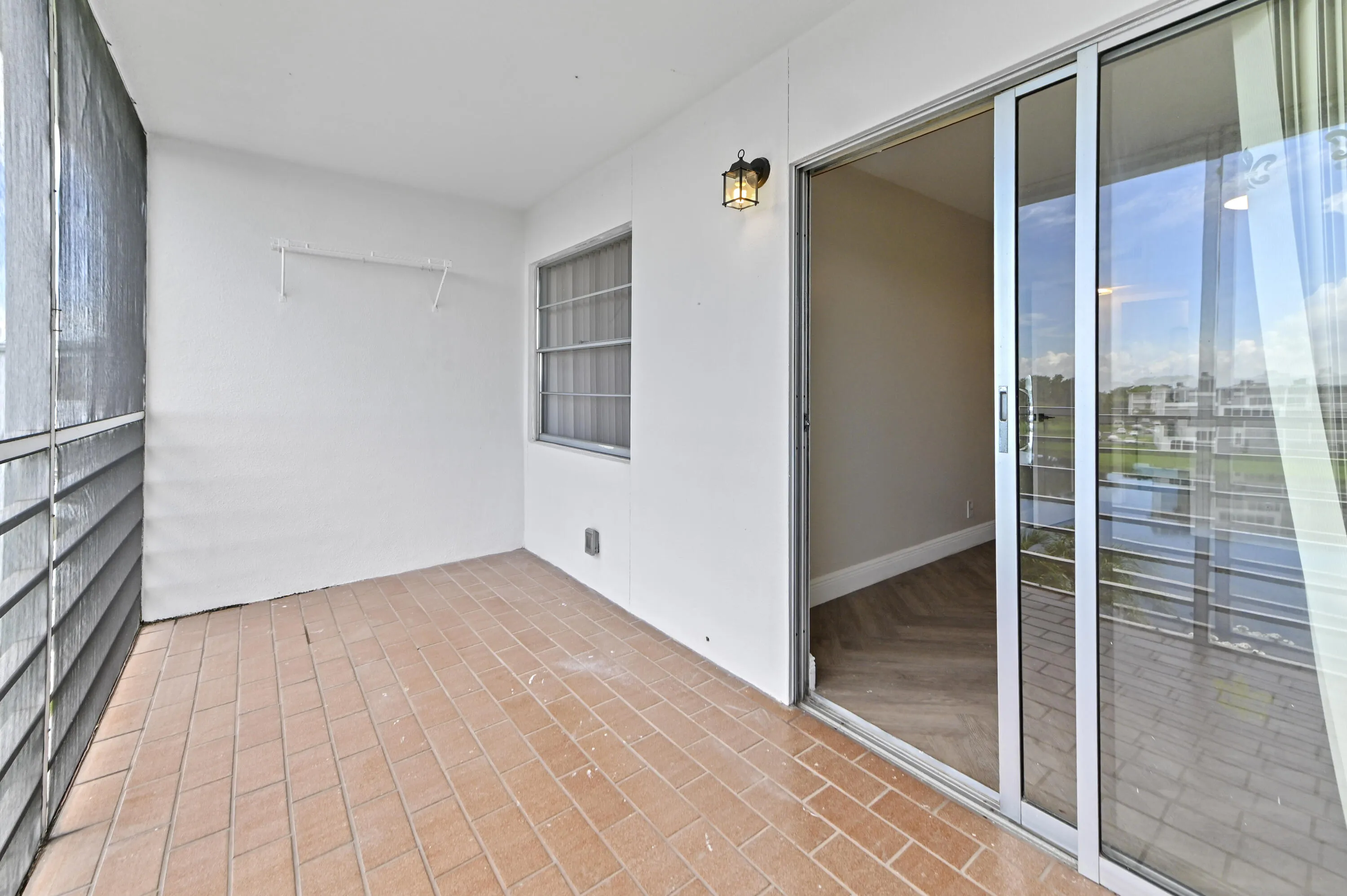 25 Balcony 01