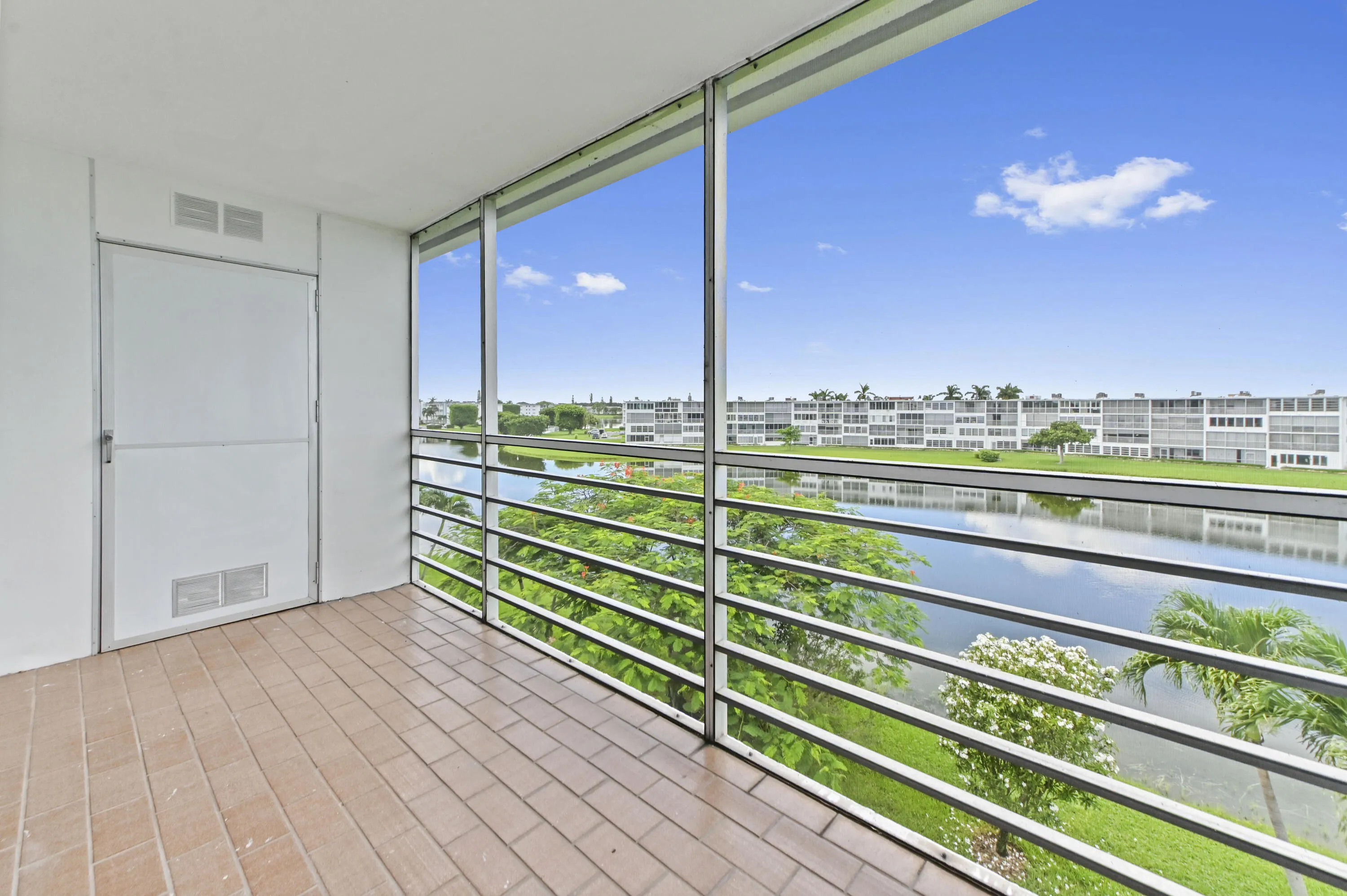 27 Balcony 03
