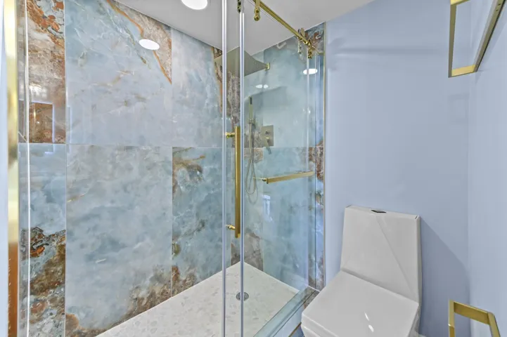 20 Bathroom 02