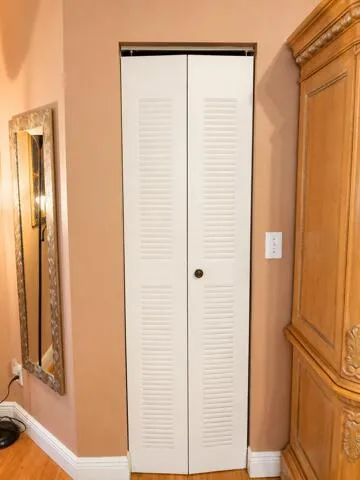 Louvered bi-fold doors with round hardware