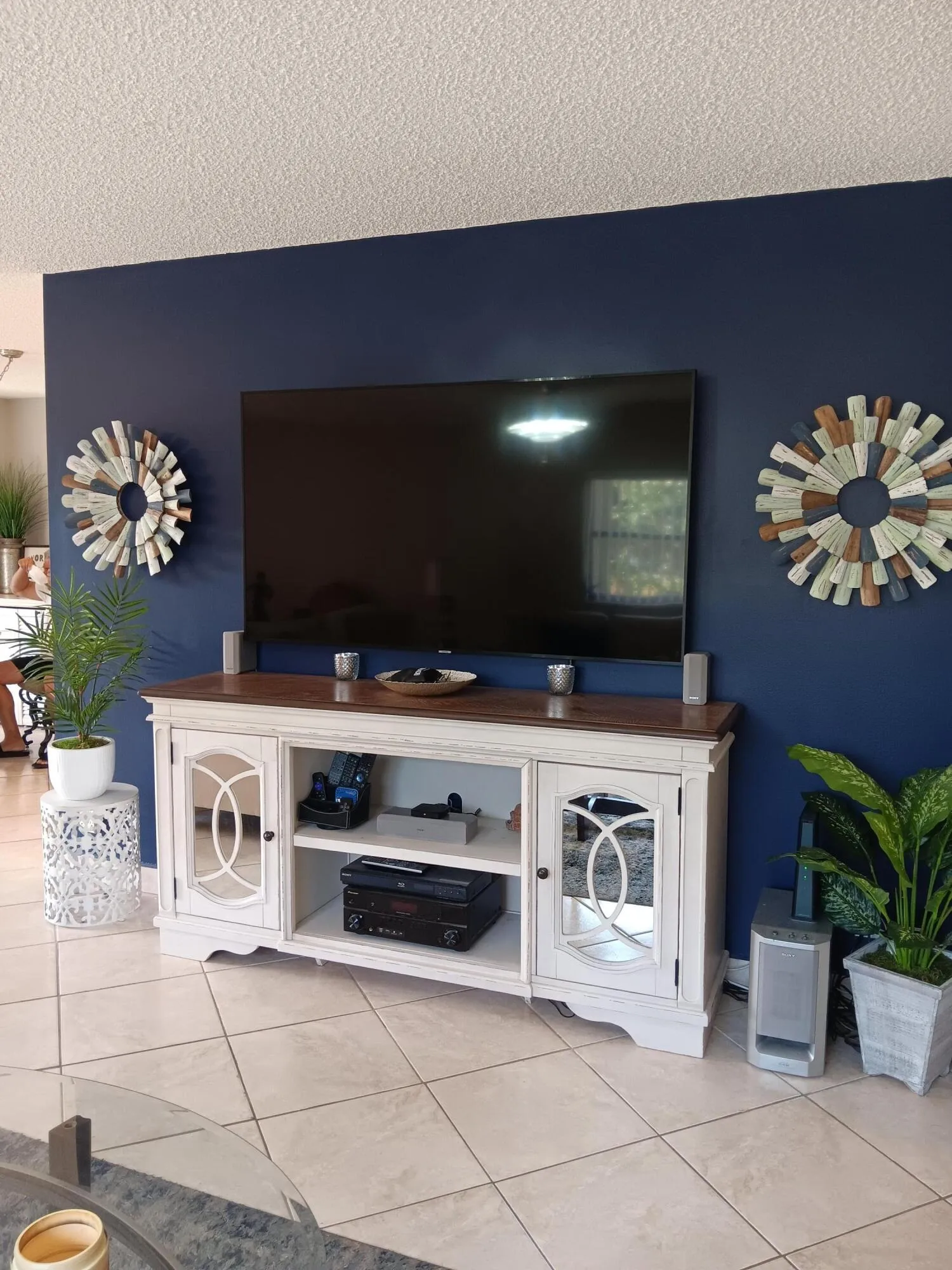 Livingroom with accent wall