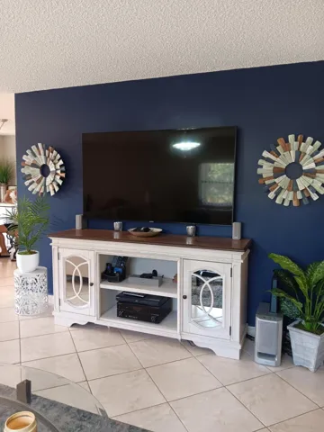 Livingroom with accent wall