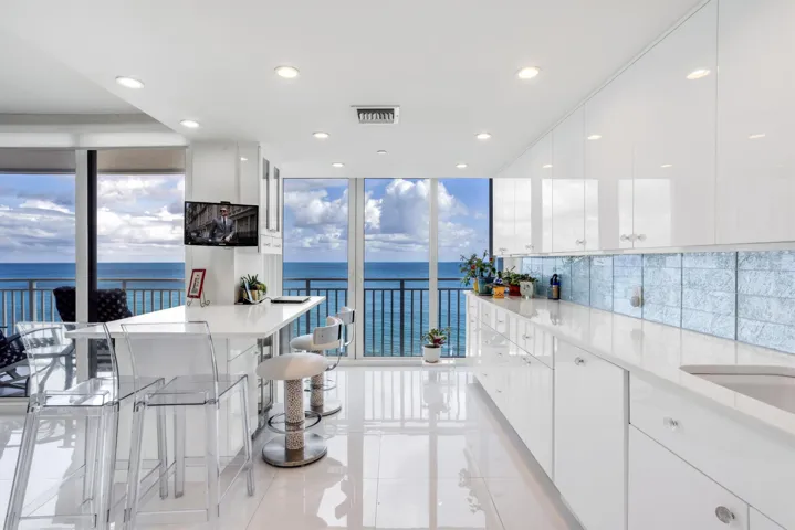 OCEANFRONT KITCHEN