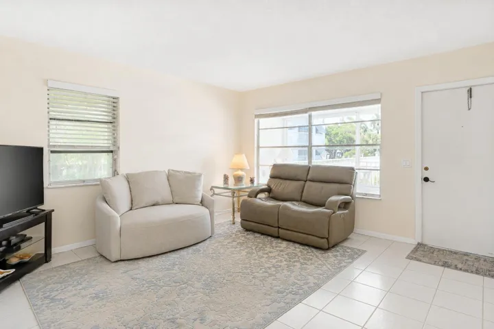 CORNER UNIT WITH NATURAL LIGHT!
