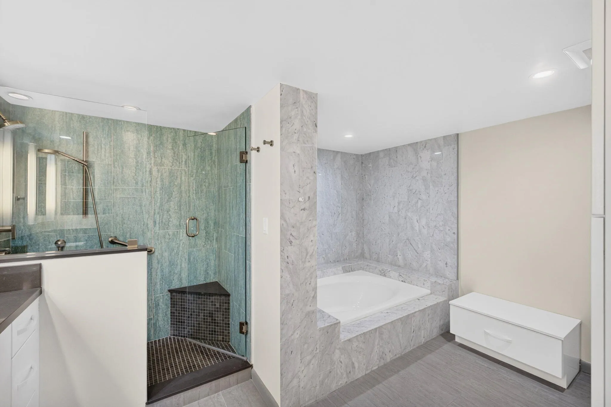 Primary bath w/walkin shower