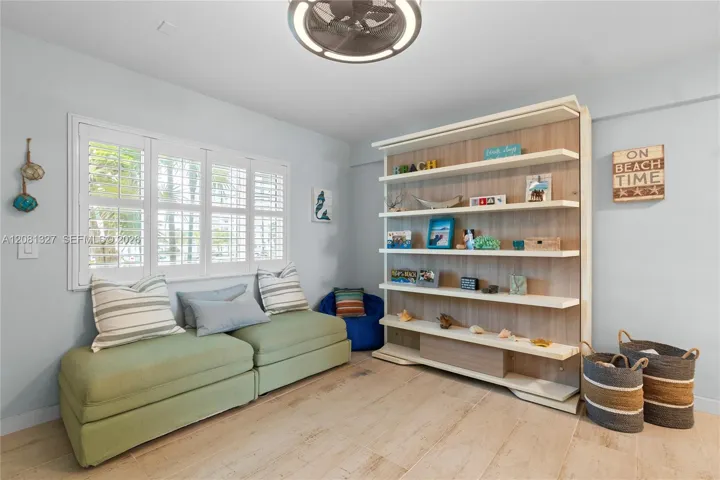 1 queen murphy bed, 2 pull-out twin beds