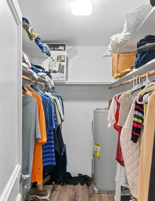WALK-IN CLOSET