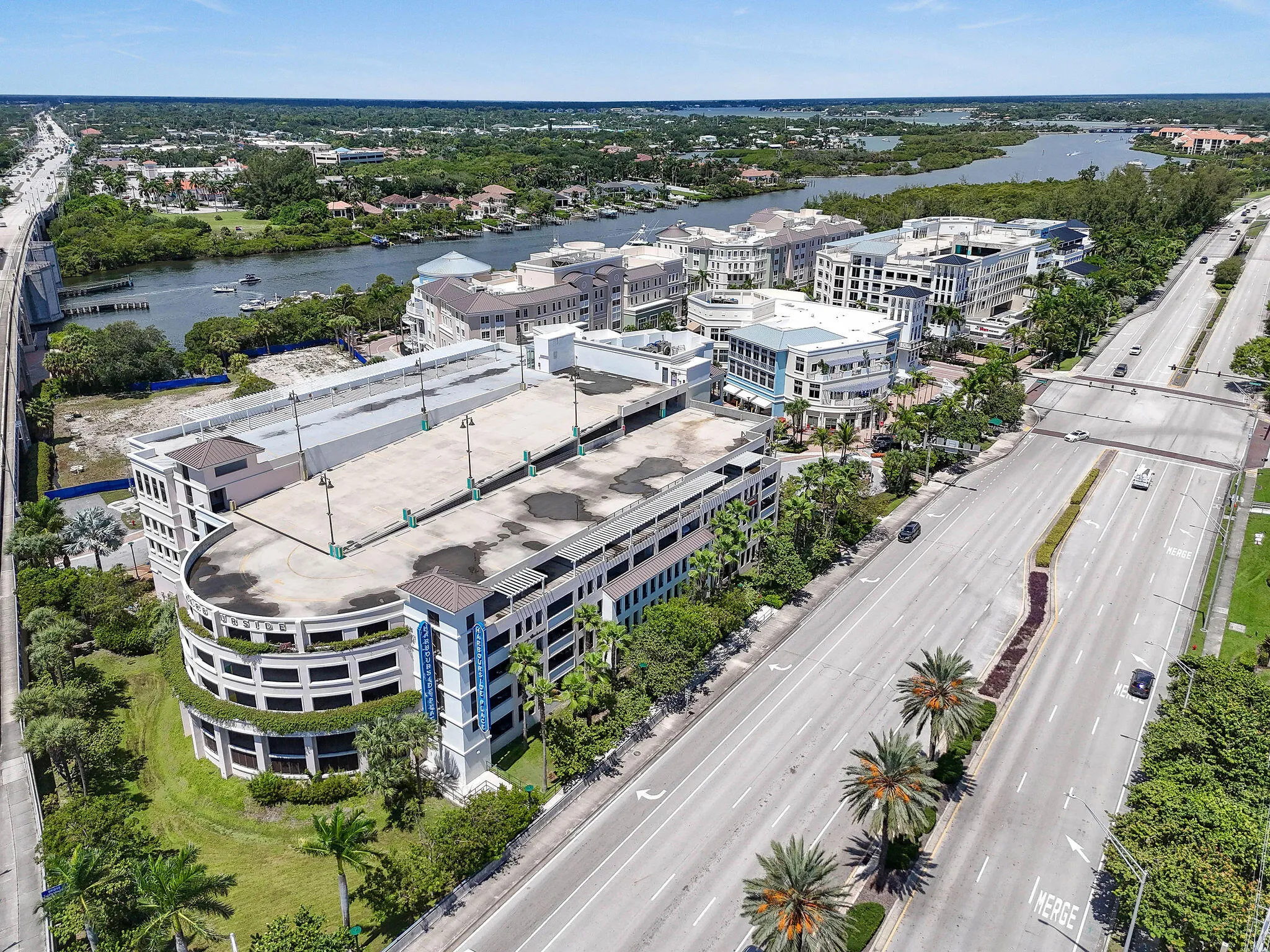 Harbourside Place with shopping and restaurants just steps away