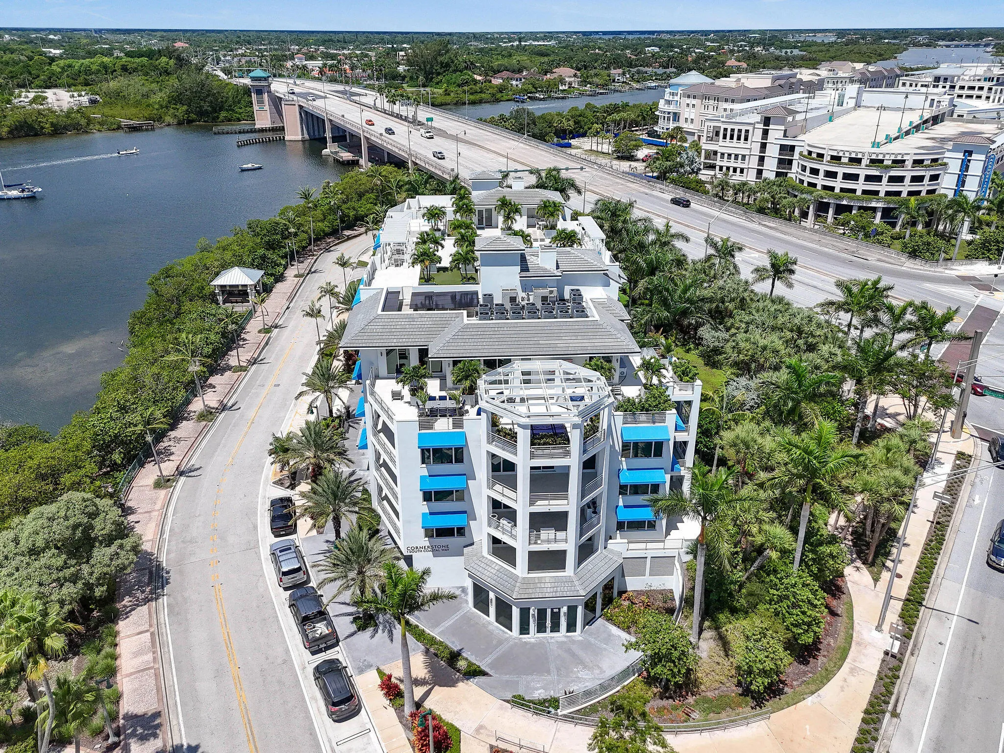 Just steps to Harbourside Place, the ocean, tons of restaurants, the movies. All within walking distance