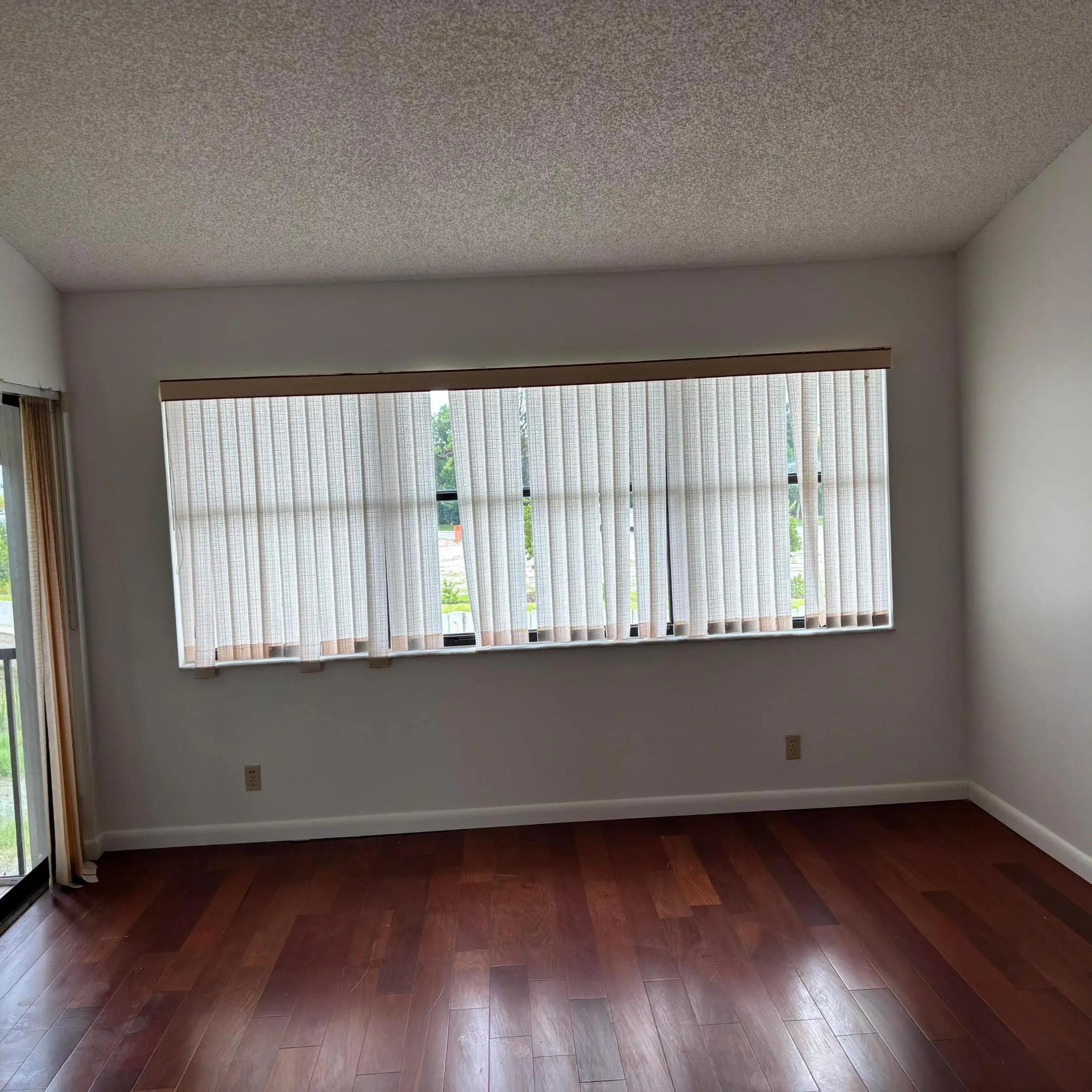 10-living-room-slider-to-balcony-copy