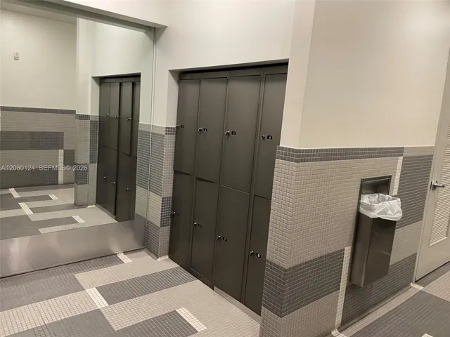MEN LOCKERS