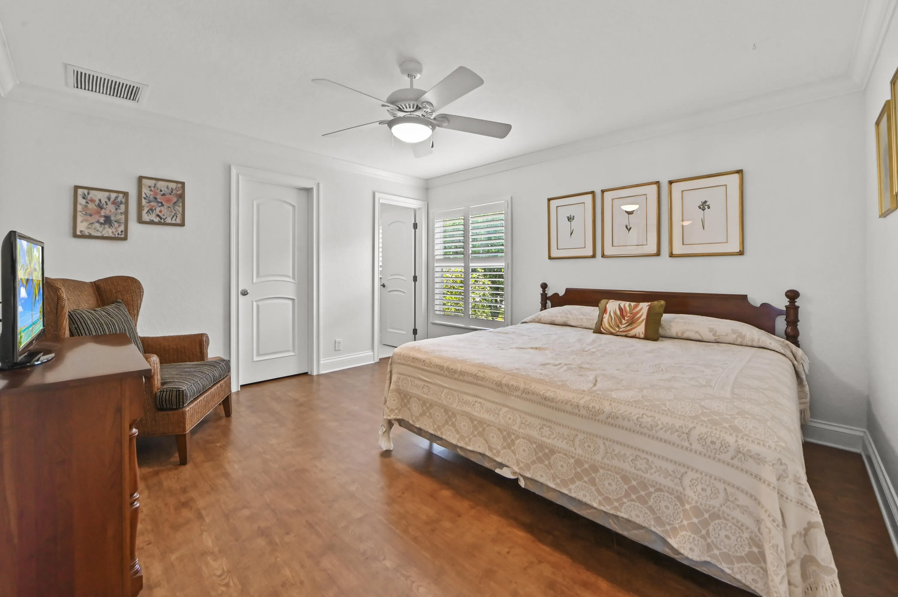 30 Bedroom01