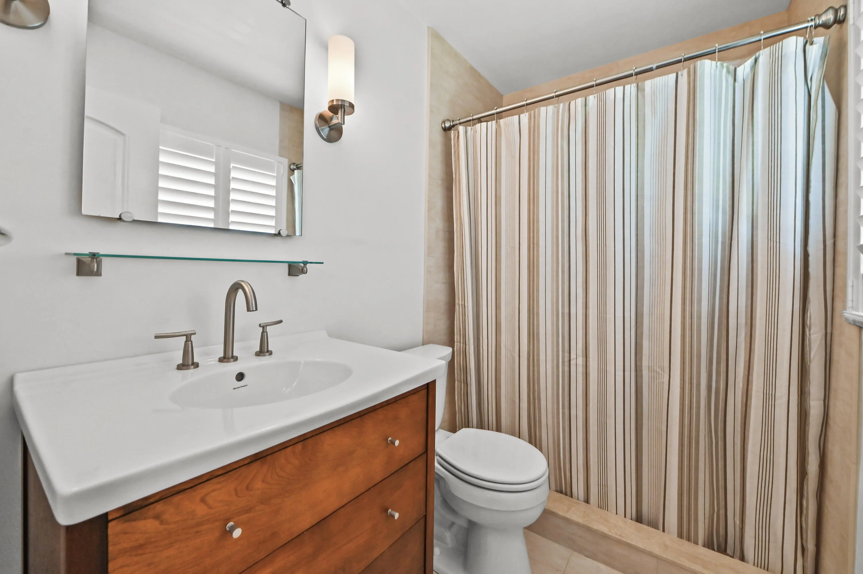 32 Bathroom 01