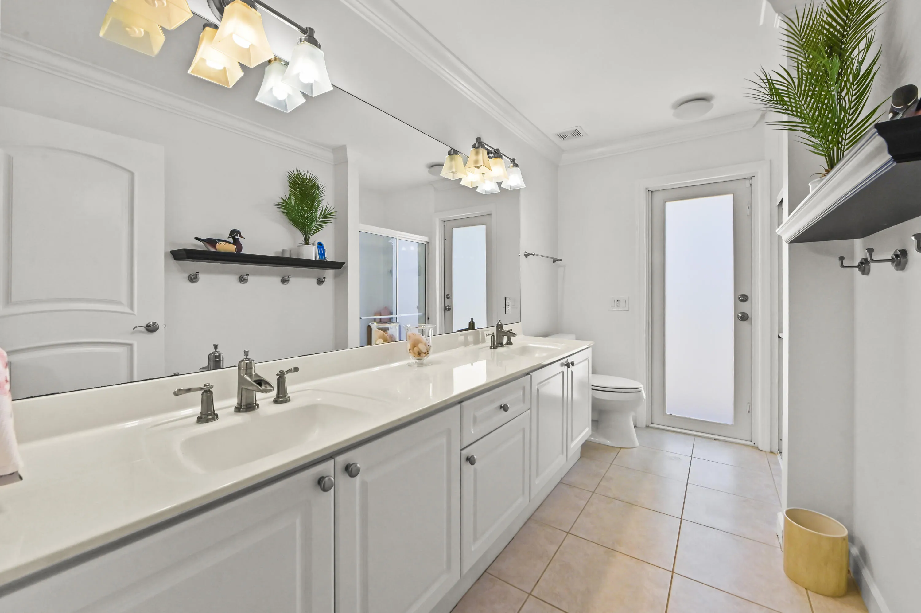 27 Bathroom 01