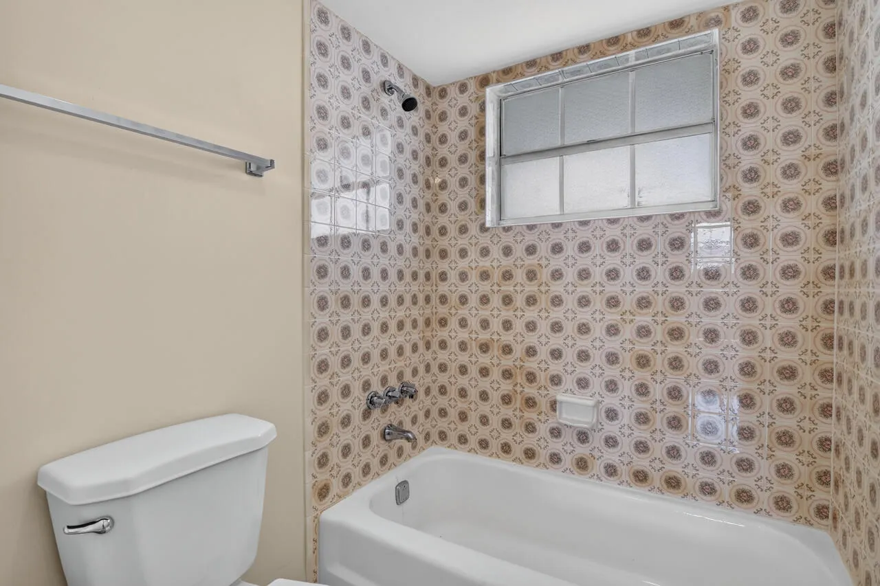 32-4140-NW-44th-Ave-32-