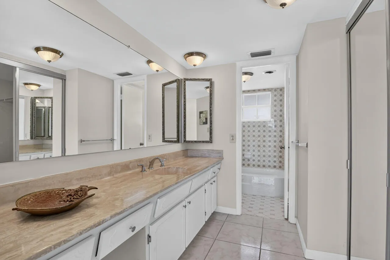 30-4140-NW-44th-Ave-30-PRIMARY BATH